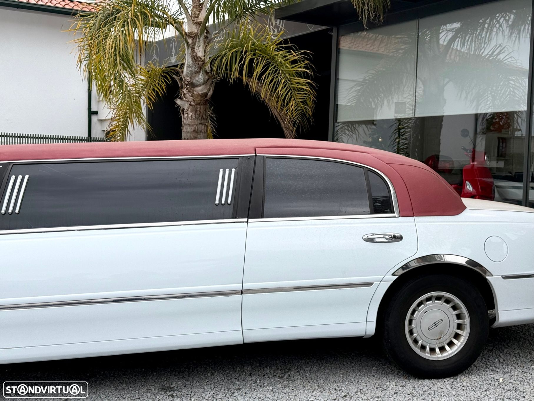 Lincoln Town Car - 27