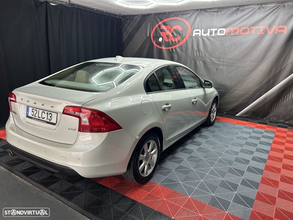Volvo S60 2.0 D3 Momentum Geartronic - 4