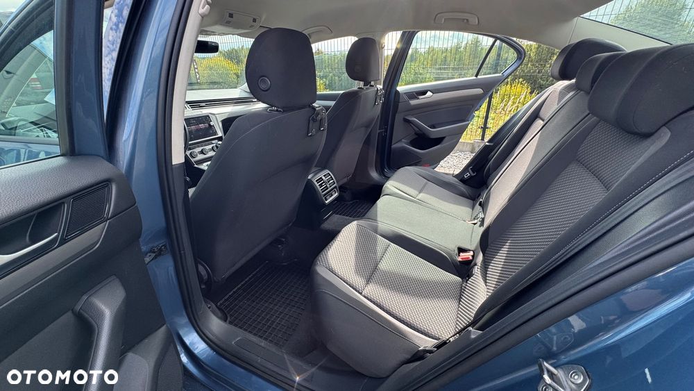 Volkswagen Passat - 11