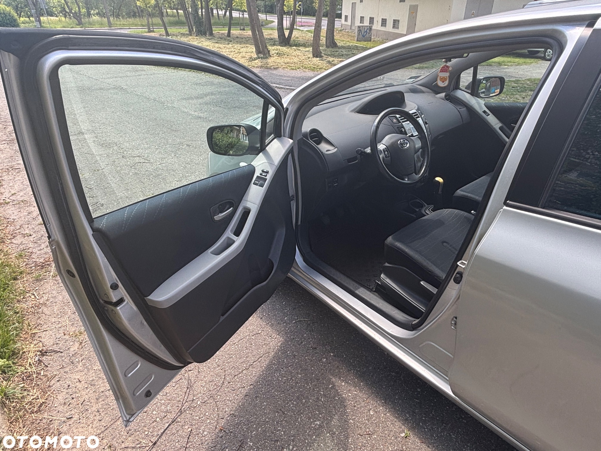 Toyota Yaris 1.3 - 8