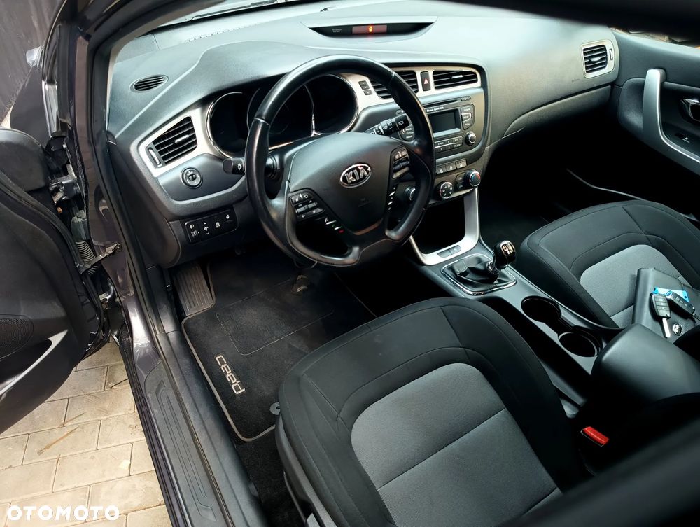 Kia Ceed 1.6 CRDi 128 Fifa World Cup Edition - 7