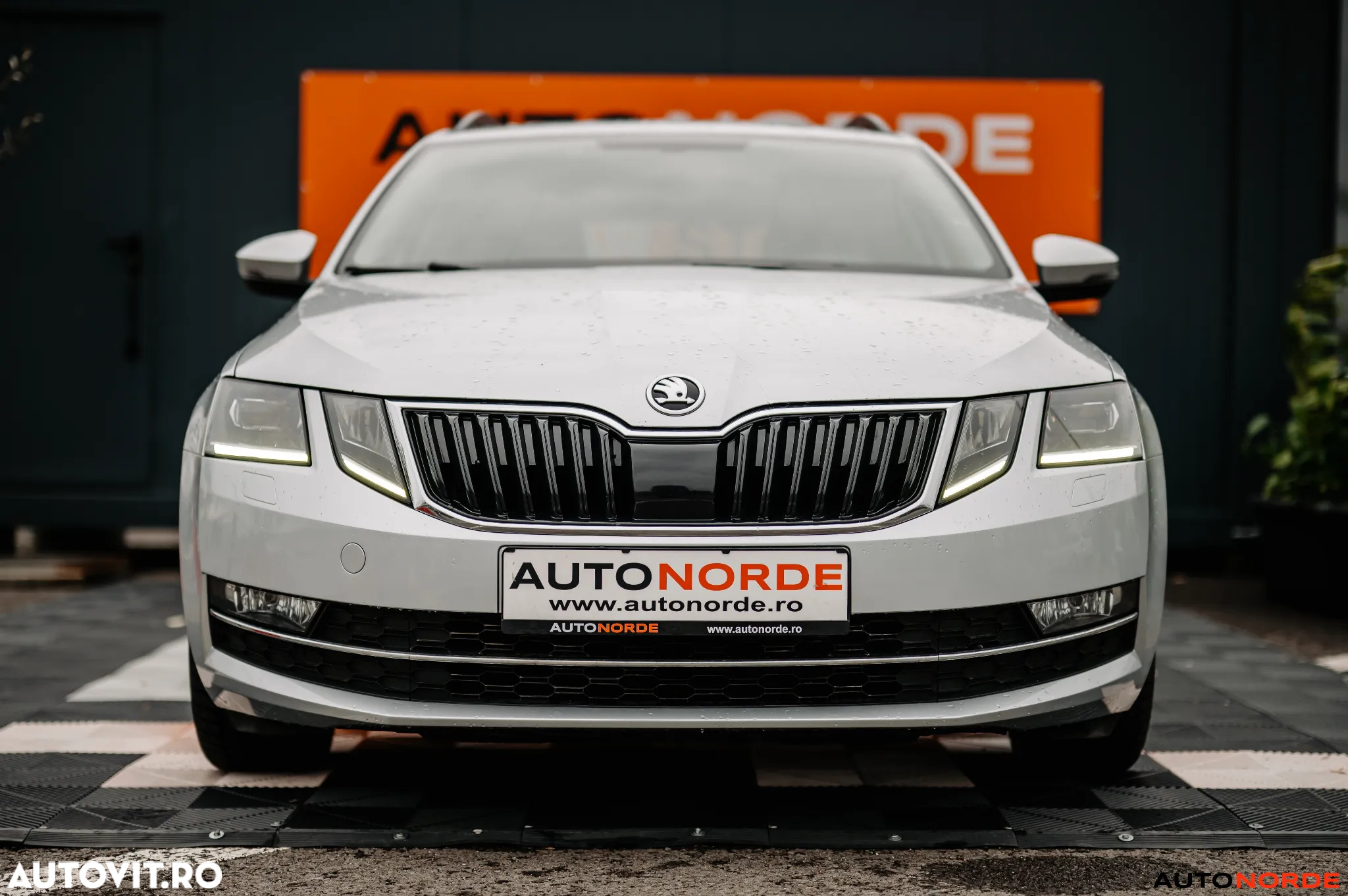 Skoda Octavia Combi Diesel 2.0 TDI DSG Ambition - 2