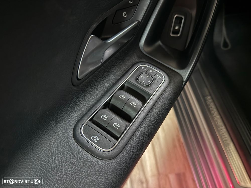 Mercedes-Benz A 250 Limousine e 8G-DCT AMG Line - 30