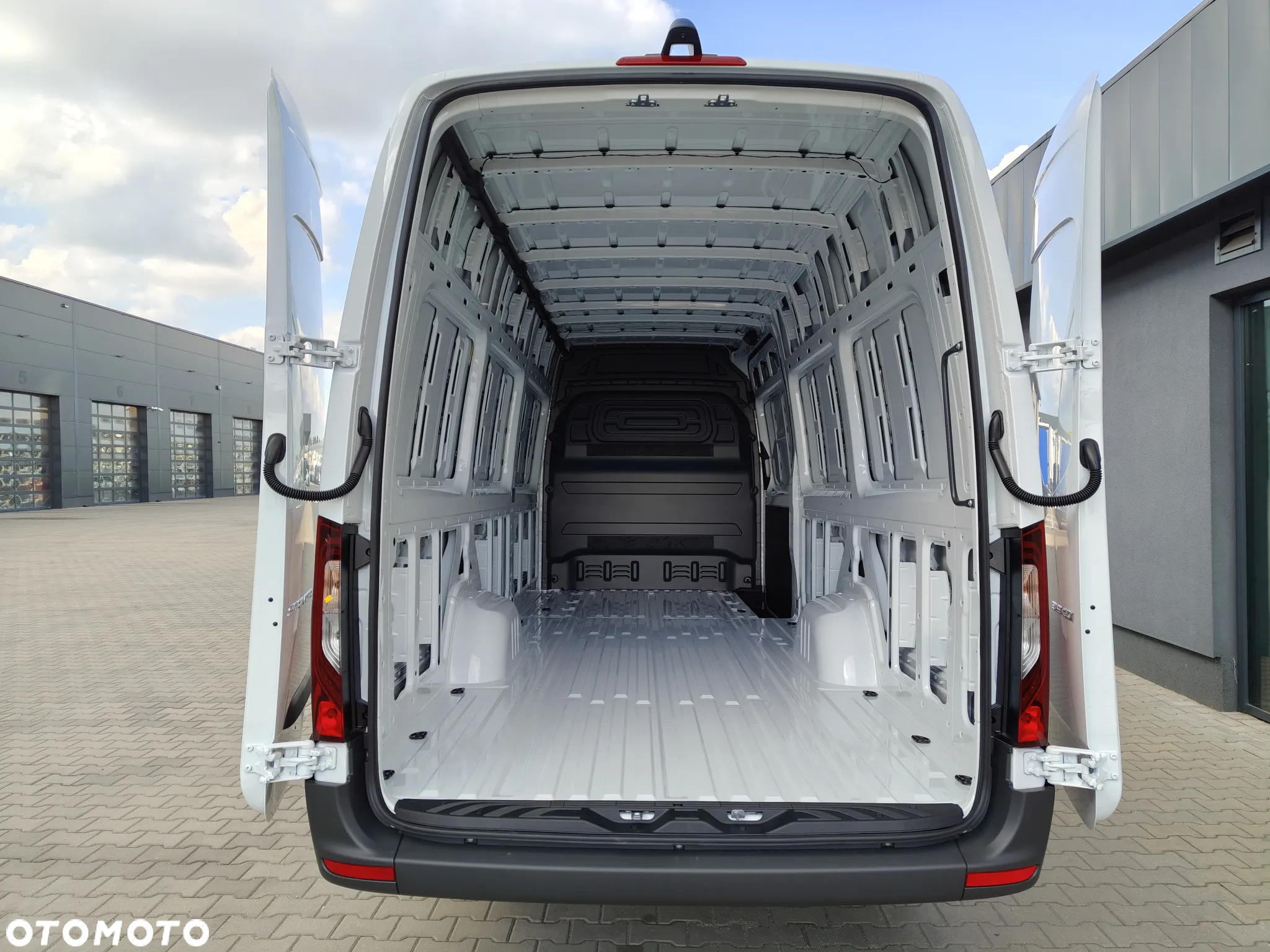 Mercedes-Benz Sprinter - 12