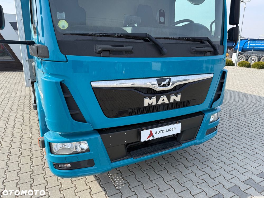 MAN TGL 12.220 / KONTENER + WINDA / 117 000 KM / ROLETA / TYŁ PODUSZKA / Z FRANCJI / STAN BDB / / / - 30