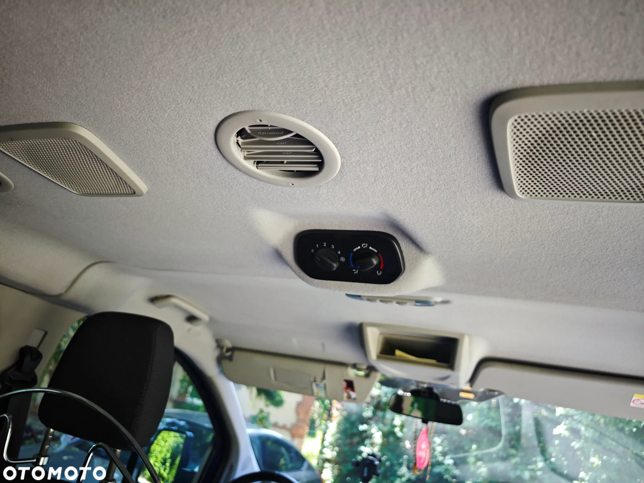 Ford Tourneo Custom - 12