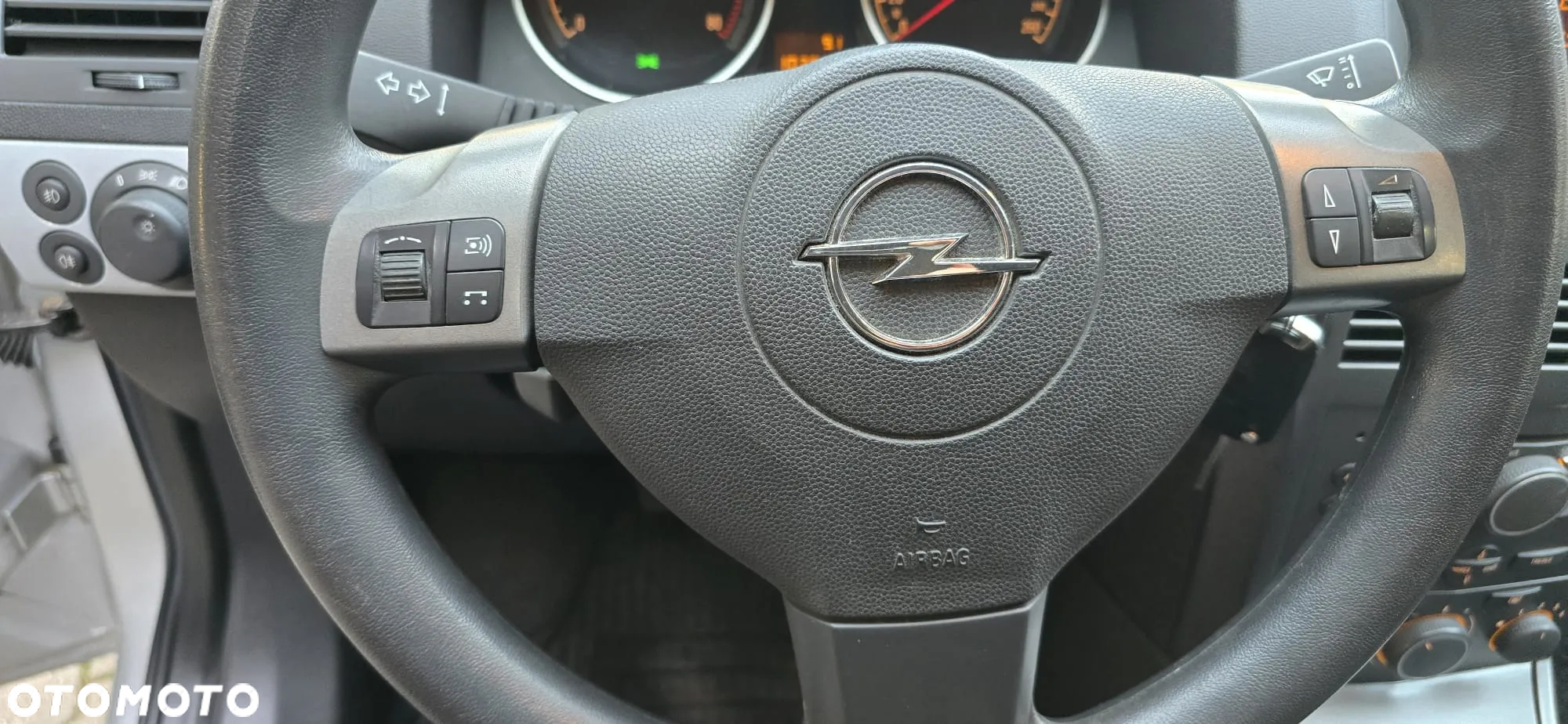 Opel Astra III GTC 1.6 Cosmo - 32