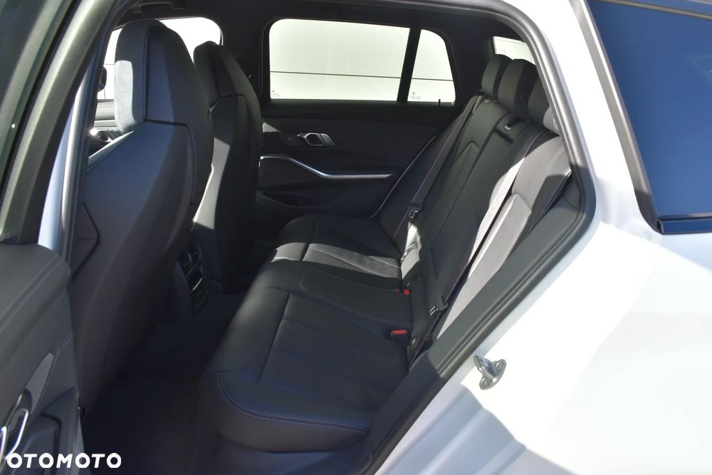 BMW M3 Competition xDrive sport - 24