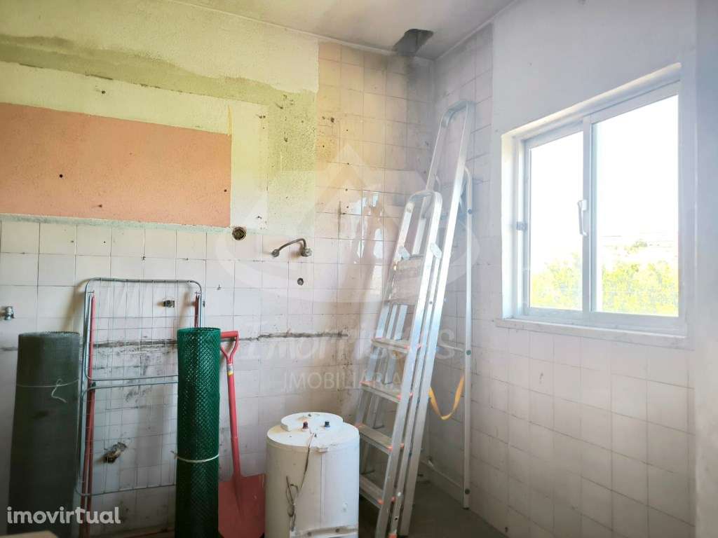 Prédio de 2 pisos para remodelação no Bairro de São João em Camarate - Grande imagem: 5/21