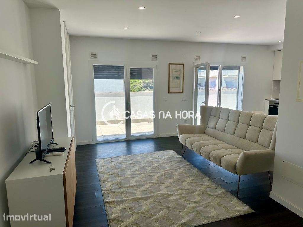 T1 com Terraço Mobilado e com Despesas Incluídas na Sobreda - Grande imagem: 3/20