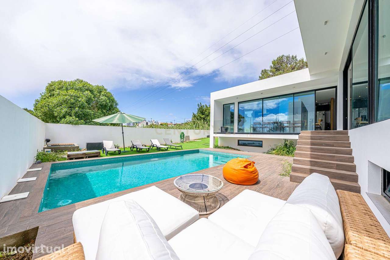 Luxuosa Moradia Isolada em Cascais com Jardim e Segurança - Grande imagem: 2/48