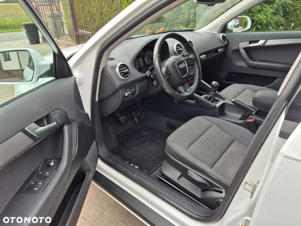 Audi A3 Sportback 1.6 TDI DPF Ambiente - 8