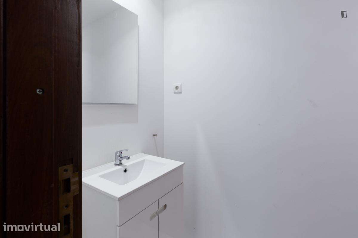 Quarto - localizado em Paranhos Porto - Grande imagem: 3/13