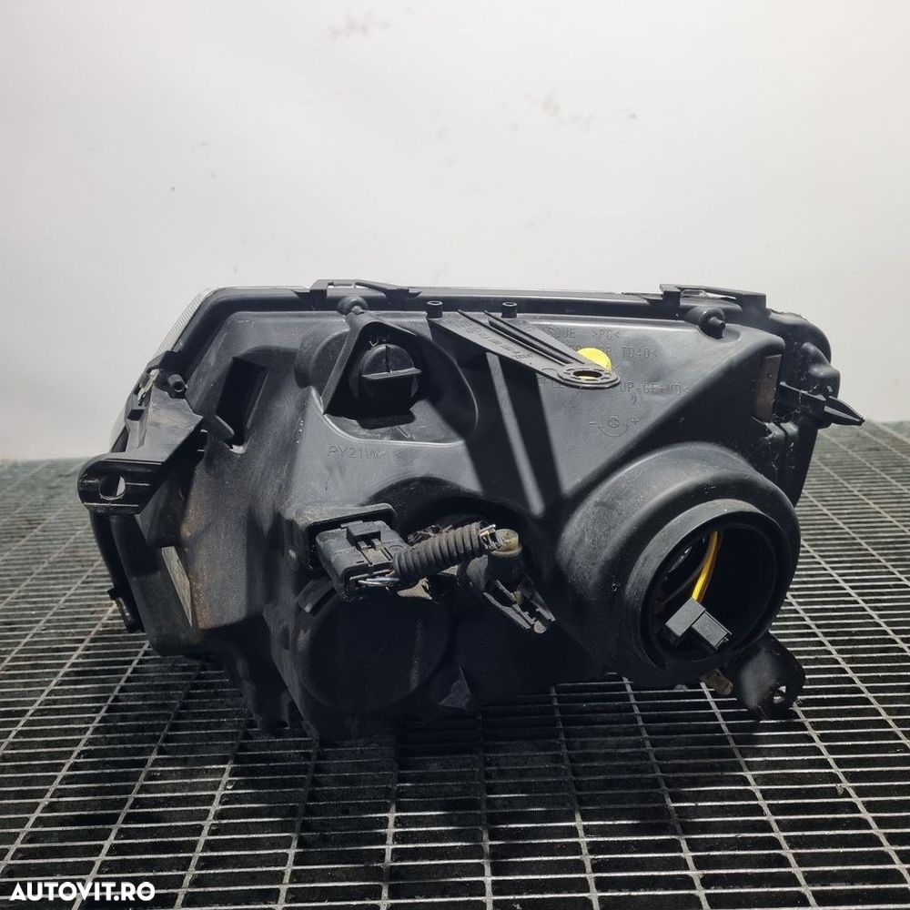 Far Dreapta Dacia Duster Facelift 2014 - 2017 SUV 4 Usi (1438) Fara xenon - 4