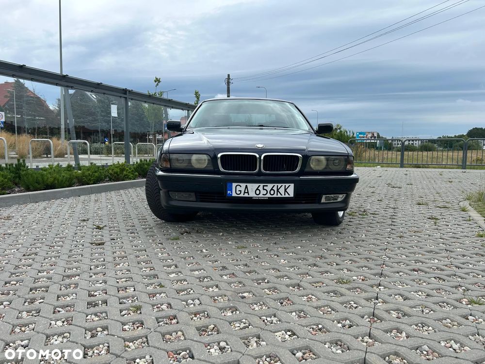 BMW Seria 7 735i - 8