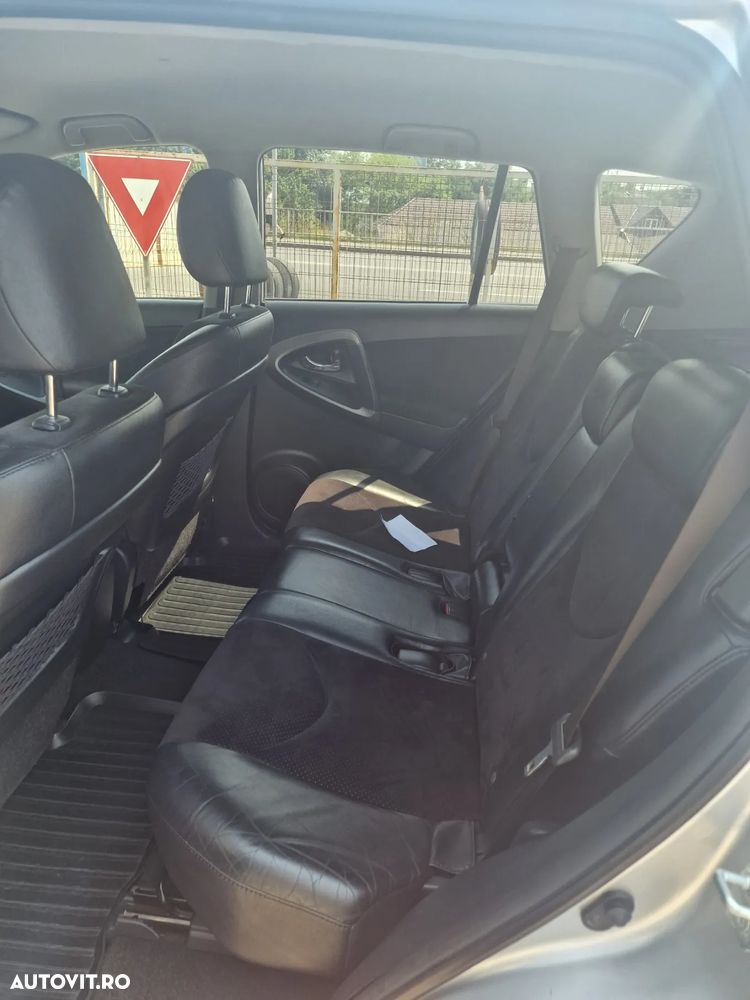 Toyota RAV4 2.2L D-CAT A/T Luxury - 11