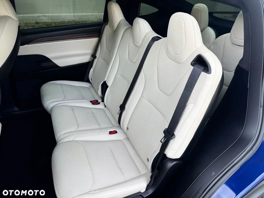 Tesla Model X - 14