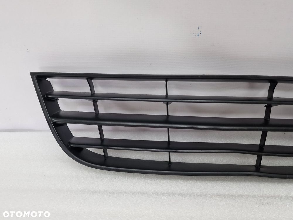 VW POLO IV LIFT 6Q0 05- KRATKA ŚRODKOWA ZDERZAKA PRZEDNIEGO PRZÓD , NR 6Q0853677B , NR AUKCJI KR35 - 3