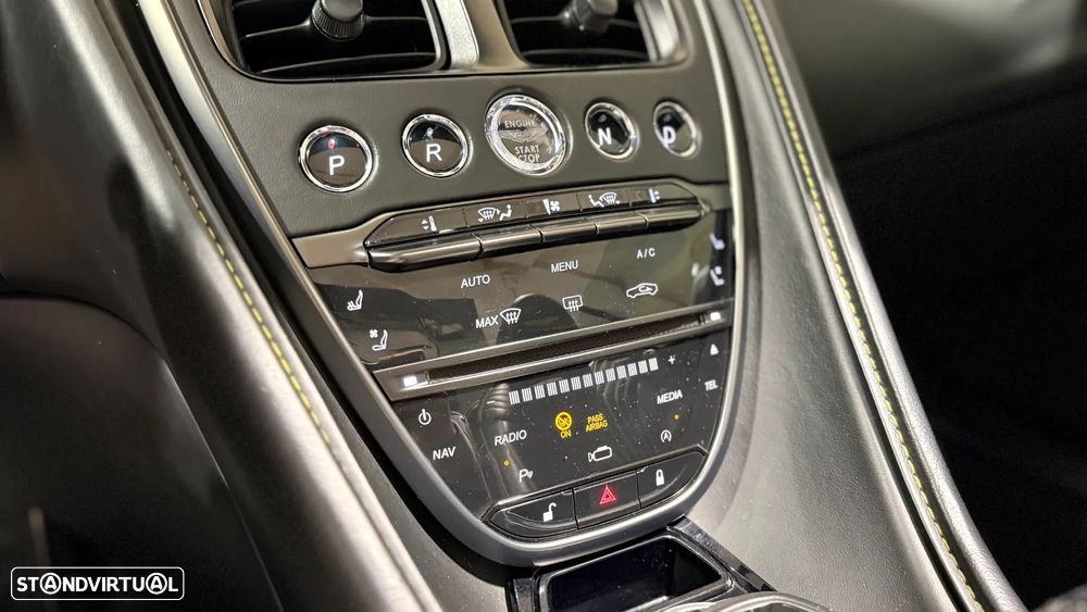 Aston Martin DB11 Volante V8 - 26