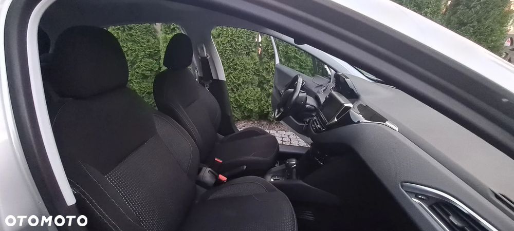 Peugeot 208 1.2 PureTech GPF Signature S&S EAT6 - 14