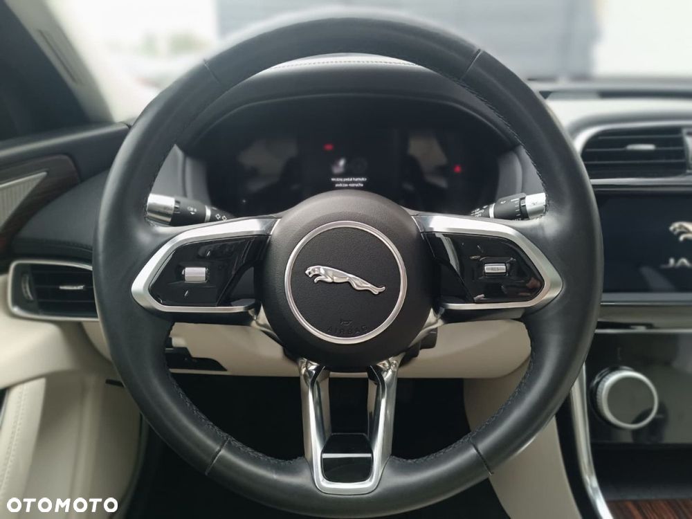 Jaguar XE - 22