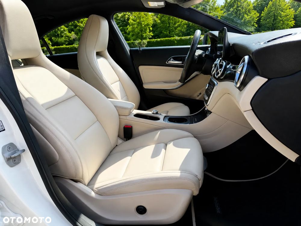 Mercedes-Benz CLA 250 4Matic 7G-DCT - 22