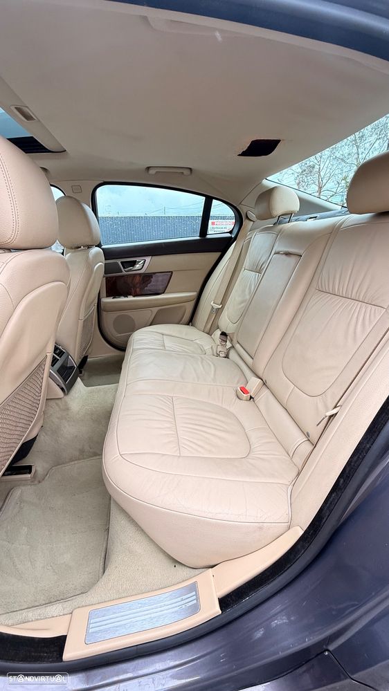 Jaguar XF 2.7 D V6 Premium Luxury - 18