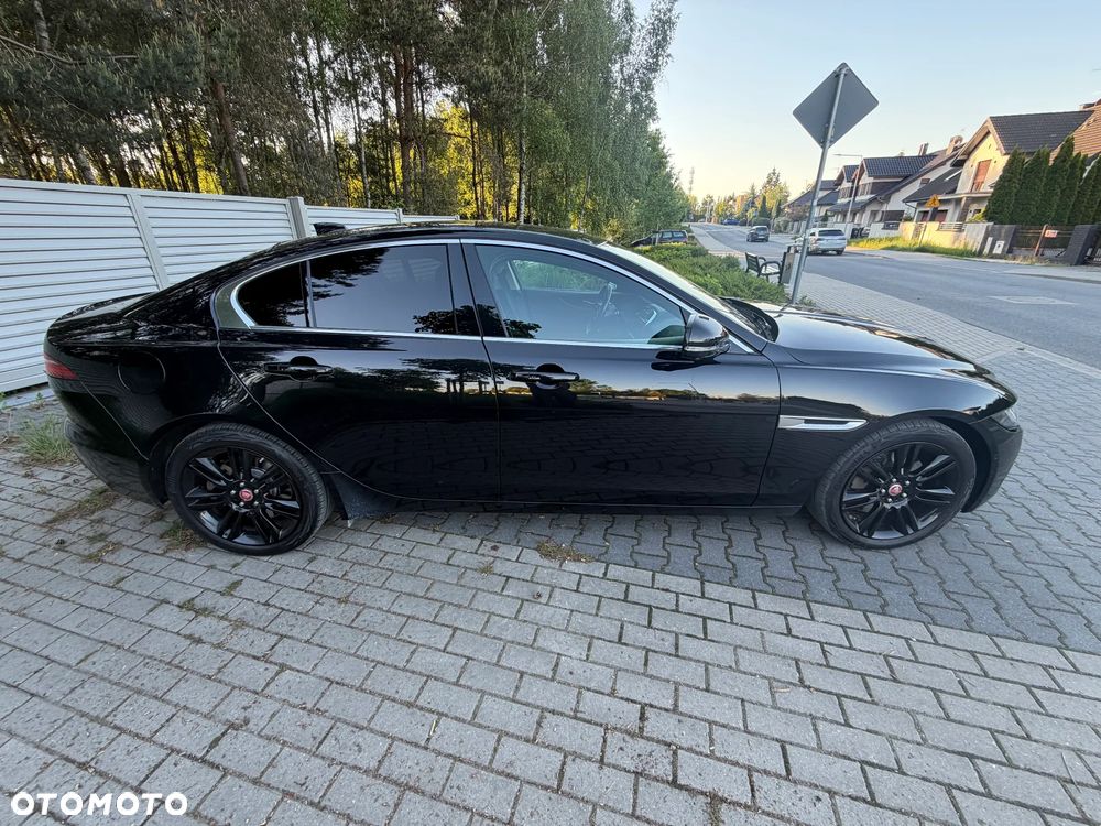 Jaguar XE 2.0 D200 mHEV AWD R-Dynamic S - 8