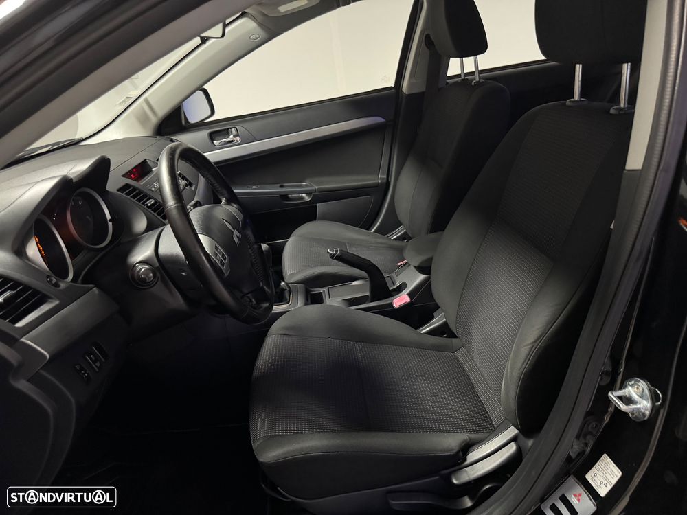 Mitsubishi Lancer Sportback 1.6 Invite Black Edition ClearTec - 12