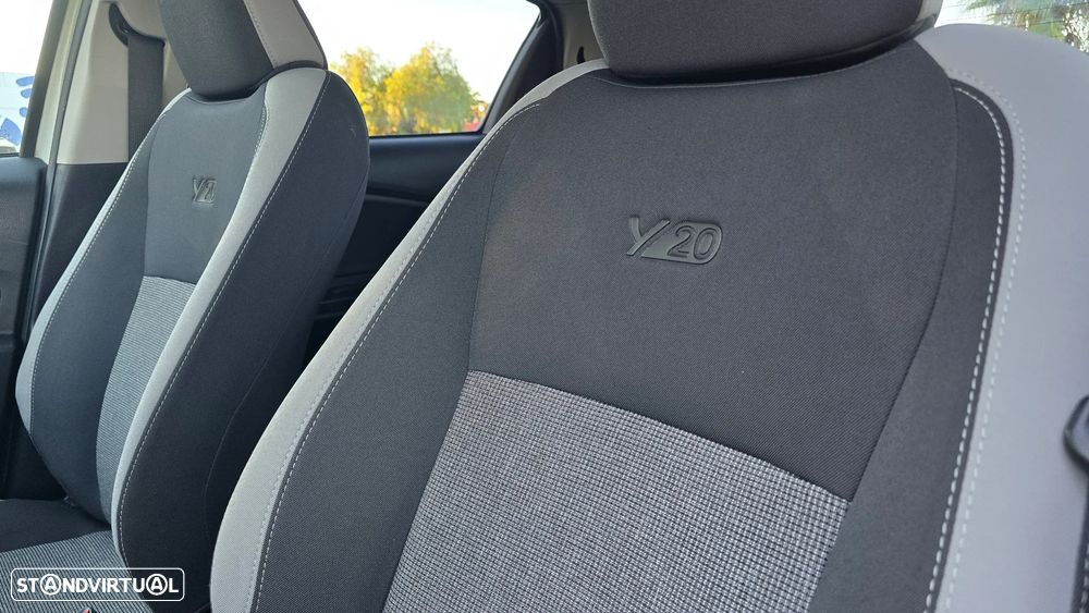 Toyota Yaris 1.5 HSD 20 Anos - 36