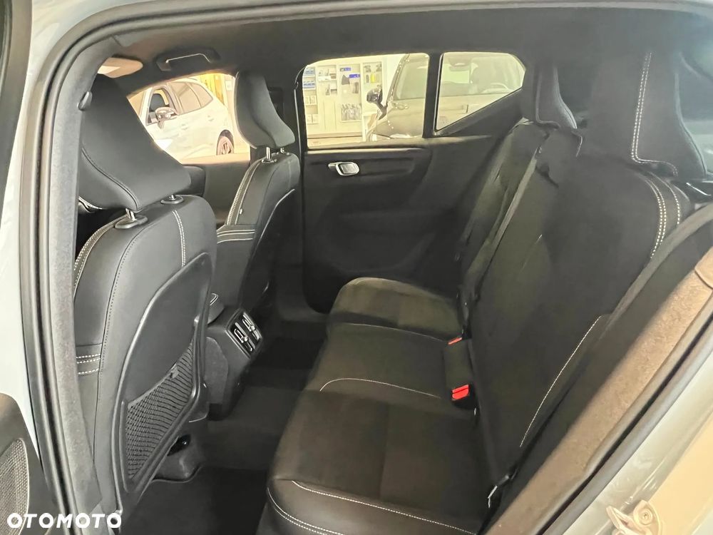 Volvo XC 40 B4 AWD Plus Dark - 23