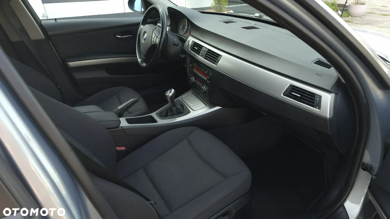BMW Seria 3 318i Touring Edition Sport - 38