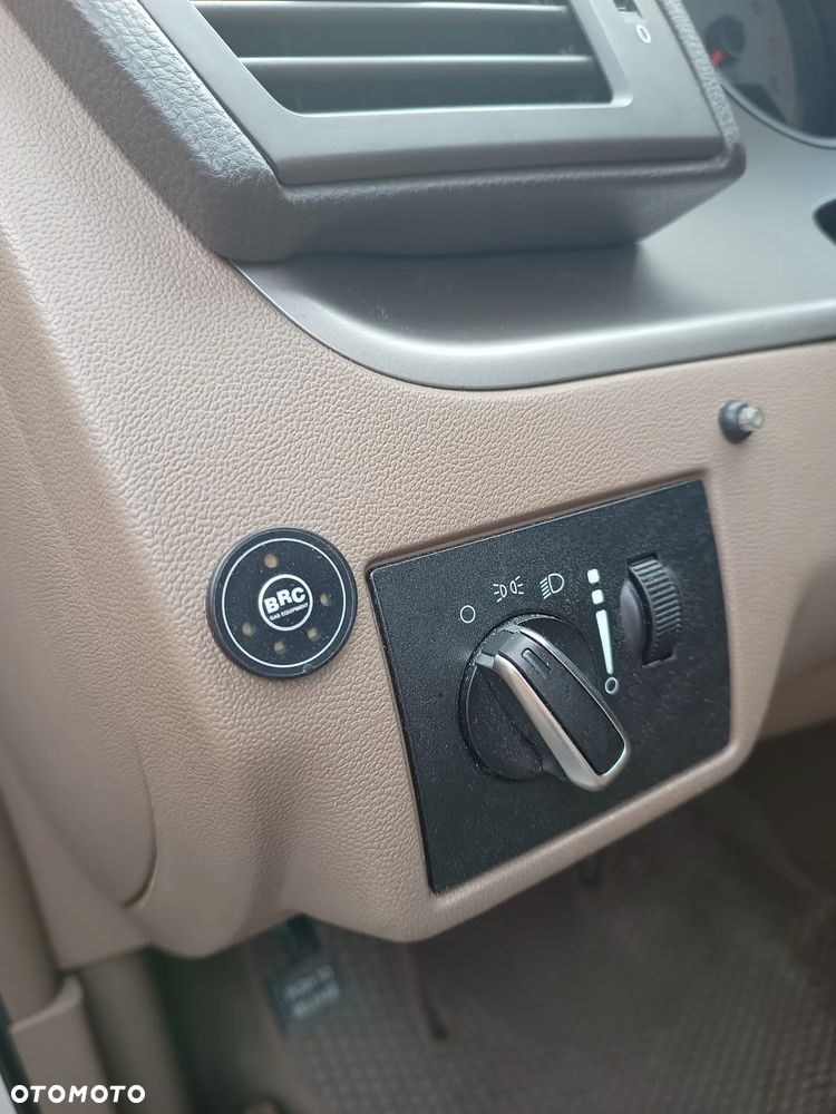 Volkswagen Routan - 10