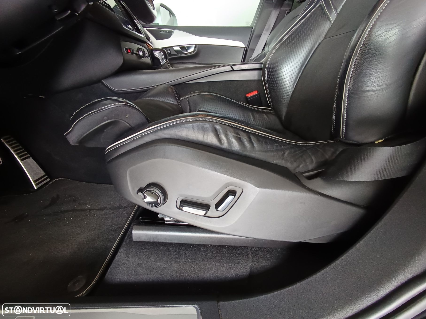 Volvo XC 90 2.0 D4 R-Design - 42