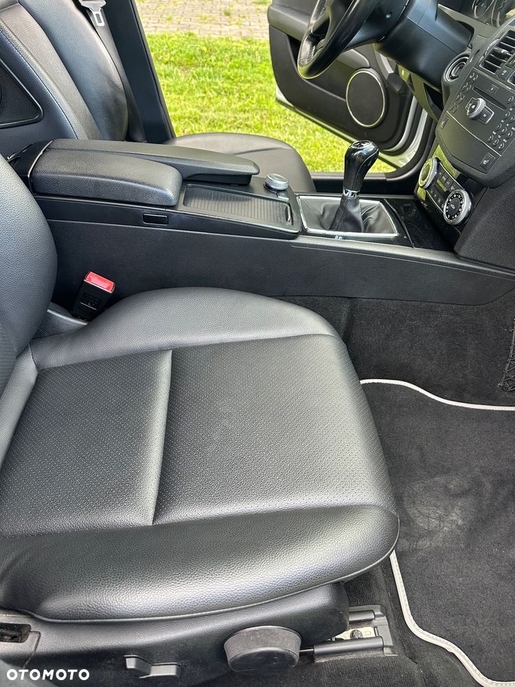 Mercedes-Benz Klasa C 180 Kompressor BlueEFFICIENCY - 32