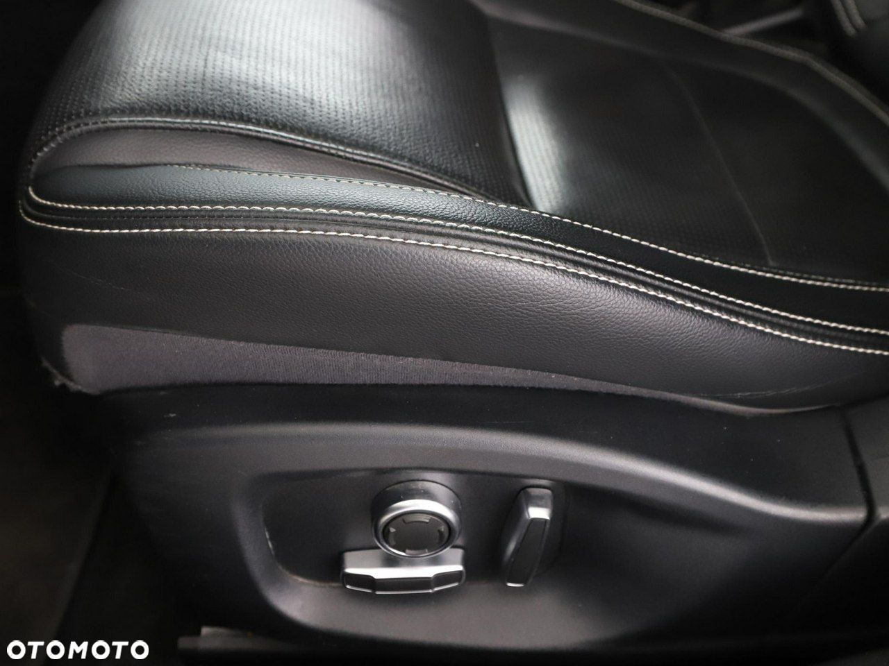 Jaguar XE 2.0 D180 AWD R-Dynamic SE - 39