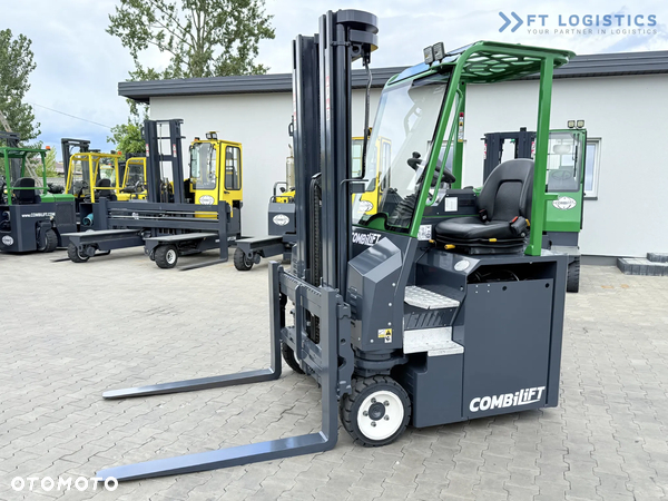 Combilift CBE2500 / TRIPLEX / 5500MM / WOLNY SKOK / NAPĘD ELEKTRYCZNY / JEDYNIE 2300MTH / POZYCJONER / PRZESUW BOCZNY / NOWE OPONY / JAK NOWY / Szeroka oferta wózków czterokierunkowych i bocznych, dopasowanych do różnorodnych potrzeb i zastosowań.