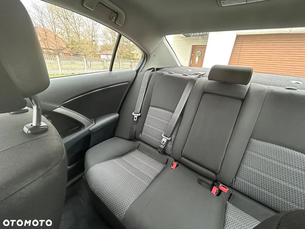 Toyota Avensis 1.8 Sol - 13