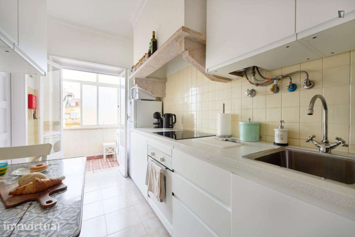 Quarto - localizado em Anjos Lisbon - Grande imagem: 3/16