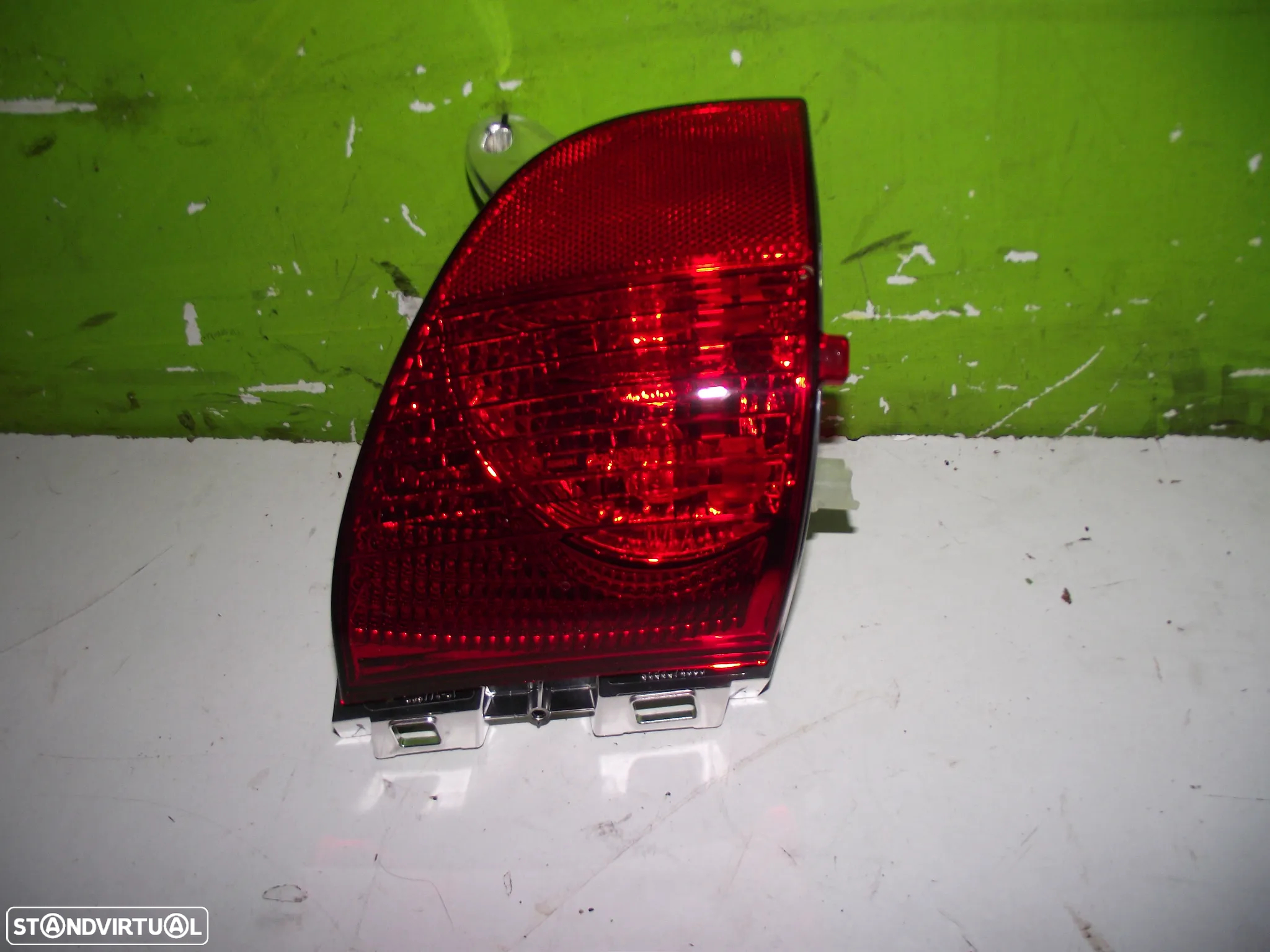Farol de Nevoeiro Trás Esquerdo Peugeot 2008 / Citroen C3 Aircross - 2017 / 2023 - 2