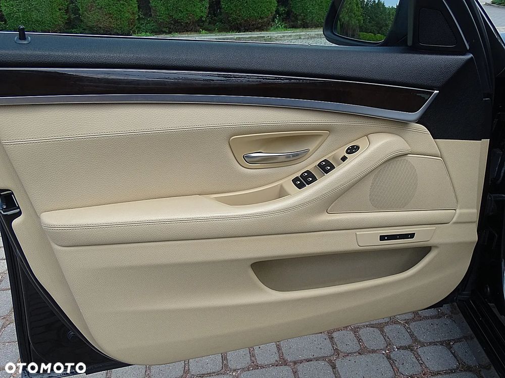 BMW Seria 5 520d - 32