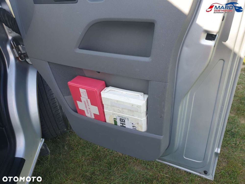 Volkswagen T5 LONG 9 OSÓB Z WINDĄ DLA NIEPEŁONSPRAWNYCH - 31