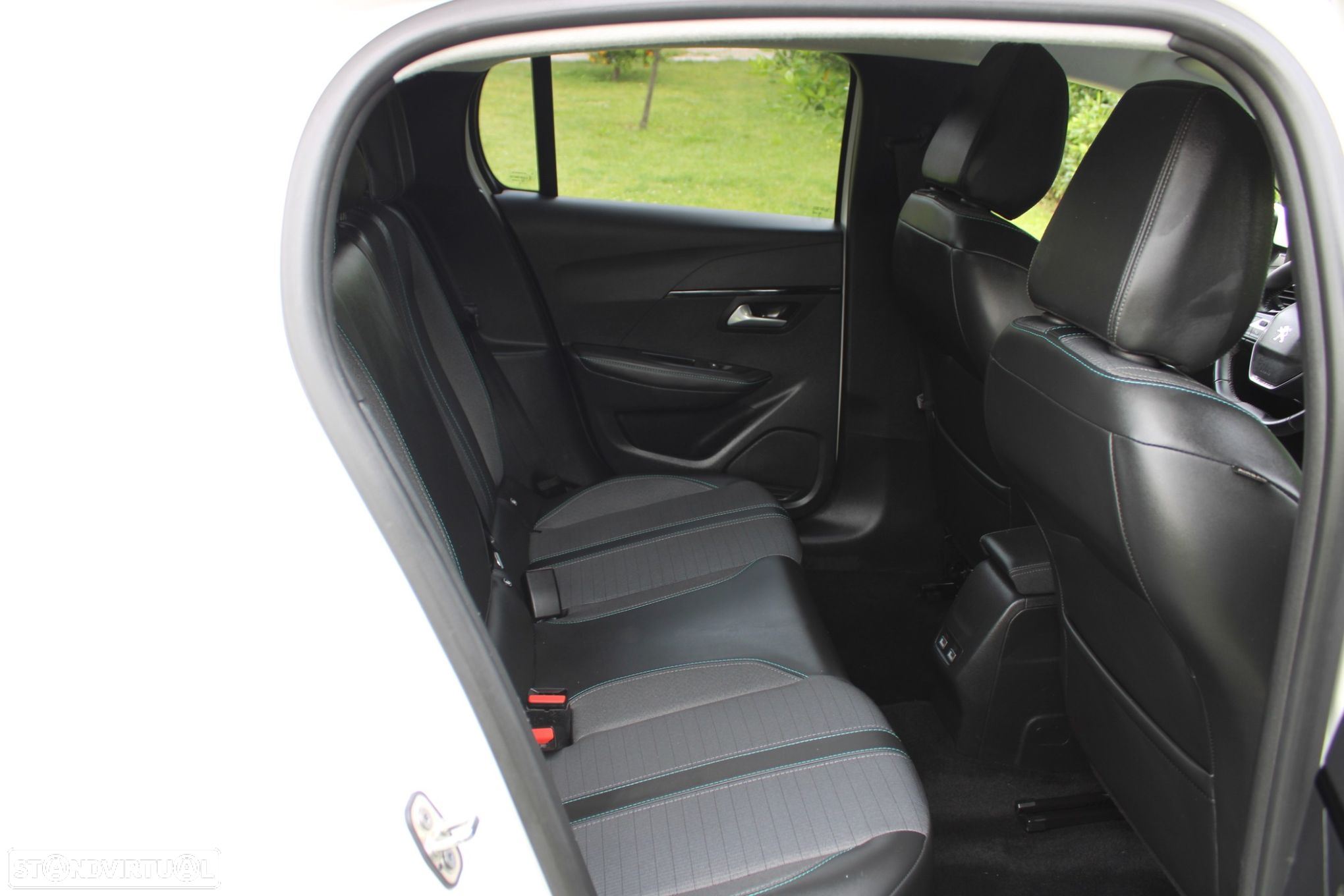 Peugeot 208 1.2 PureTech Allure EAT8 - 36