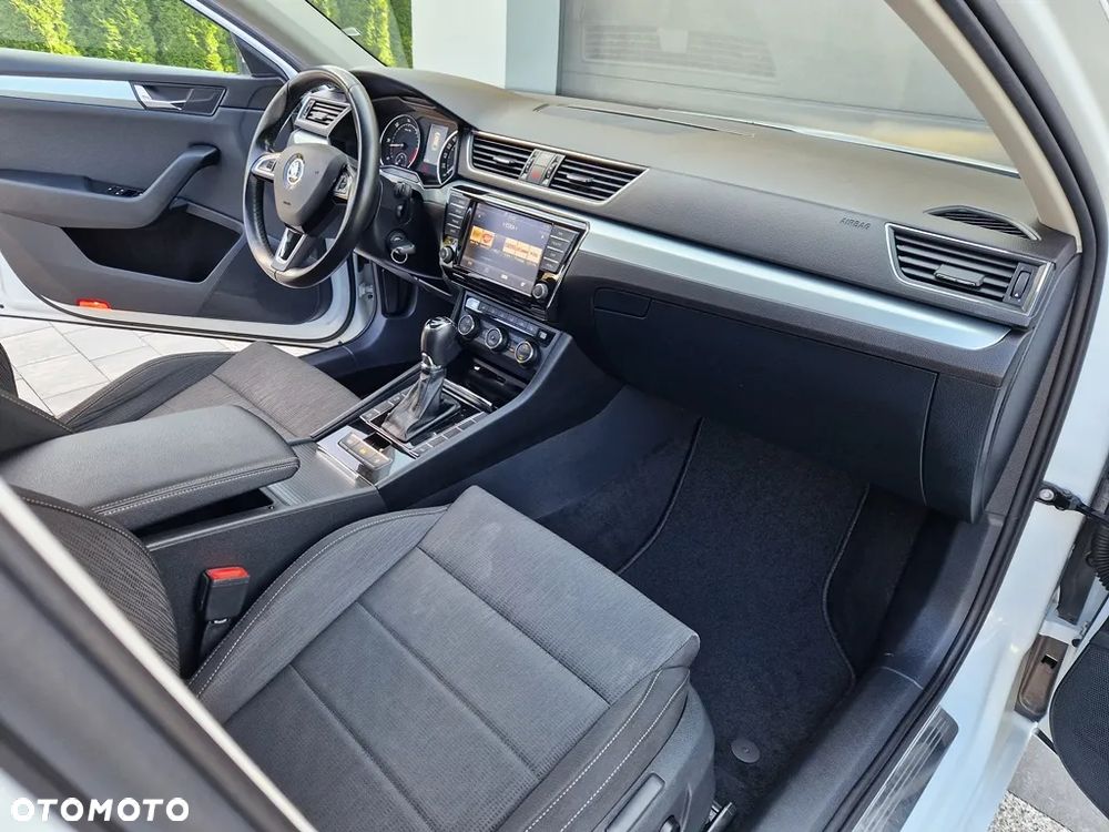 Skoda Superb Combi 2.0 TDI DSG SportLine - 19
