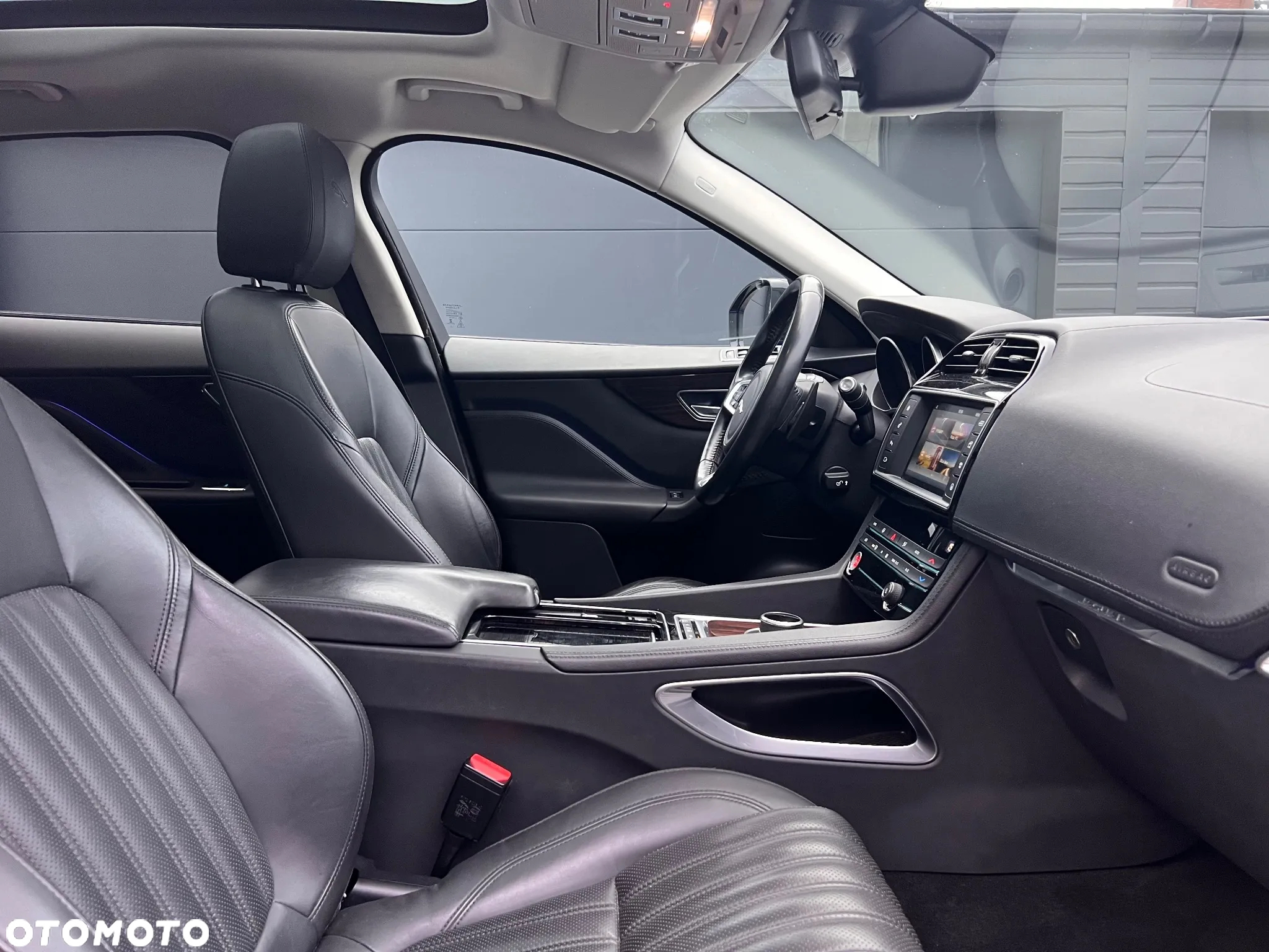 Jaguar F-Pace 25d AWD Portfolio - 18