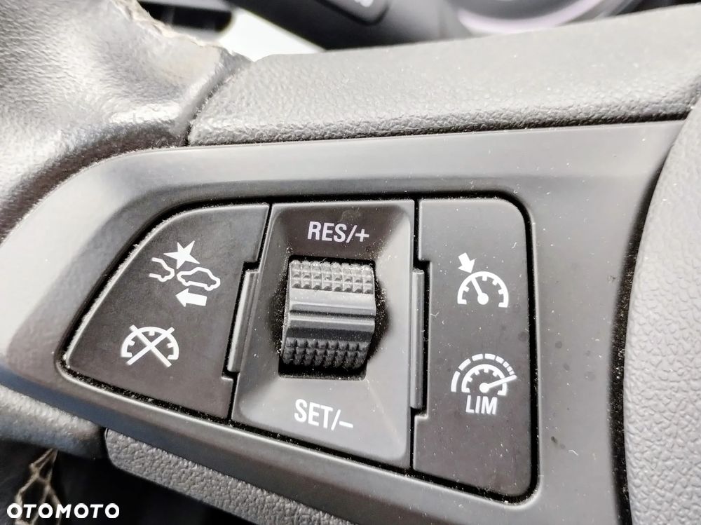 Opel Astra 1.2 T GS Line S&S - 12