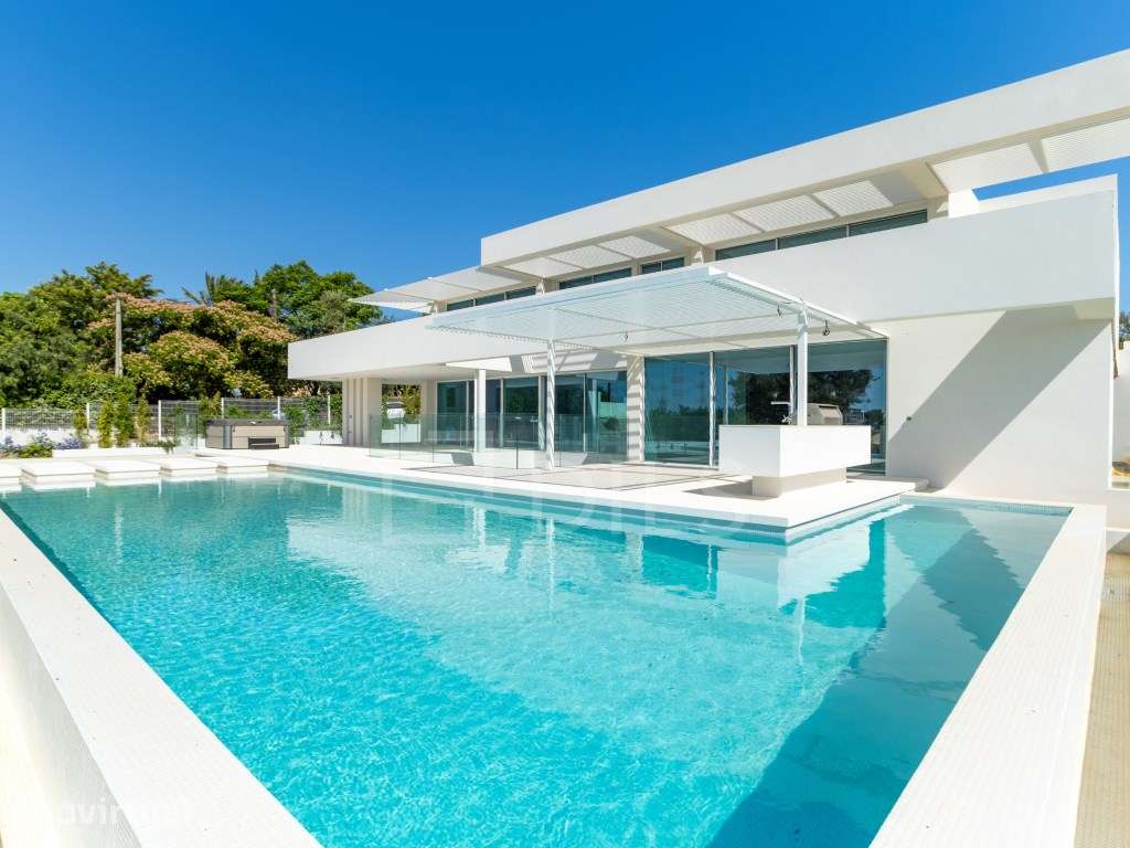 Moradia T5 nova, com piscina, no sítio dos quartos, Loulé