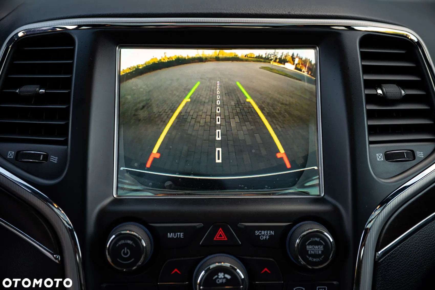 Jeep Grand Cherokee - 22