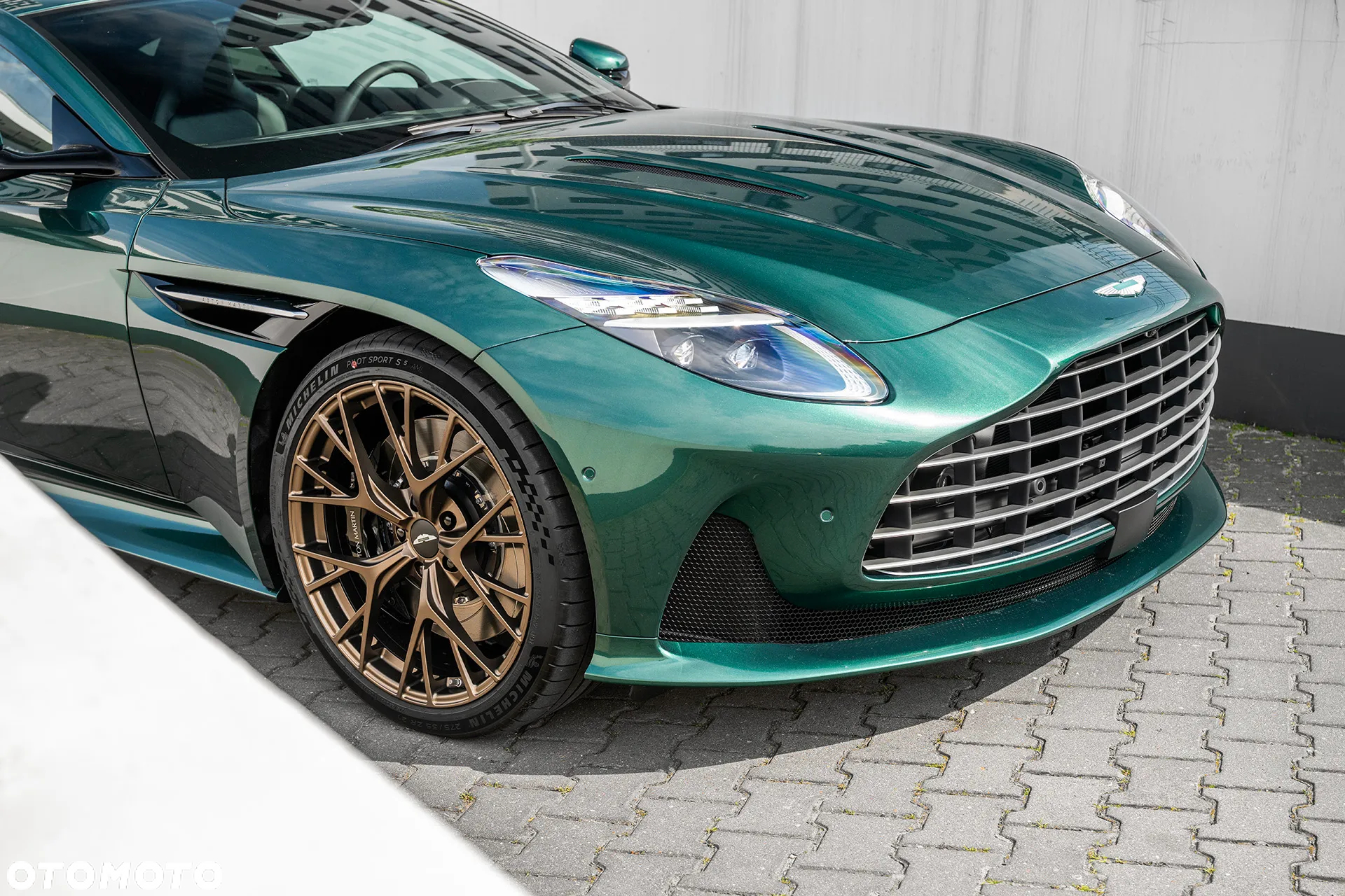 Aston Martin DB12 - 6