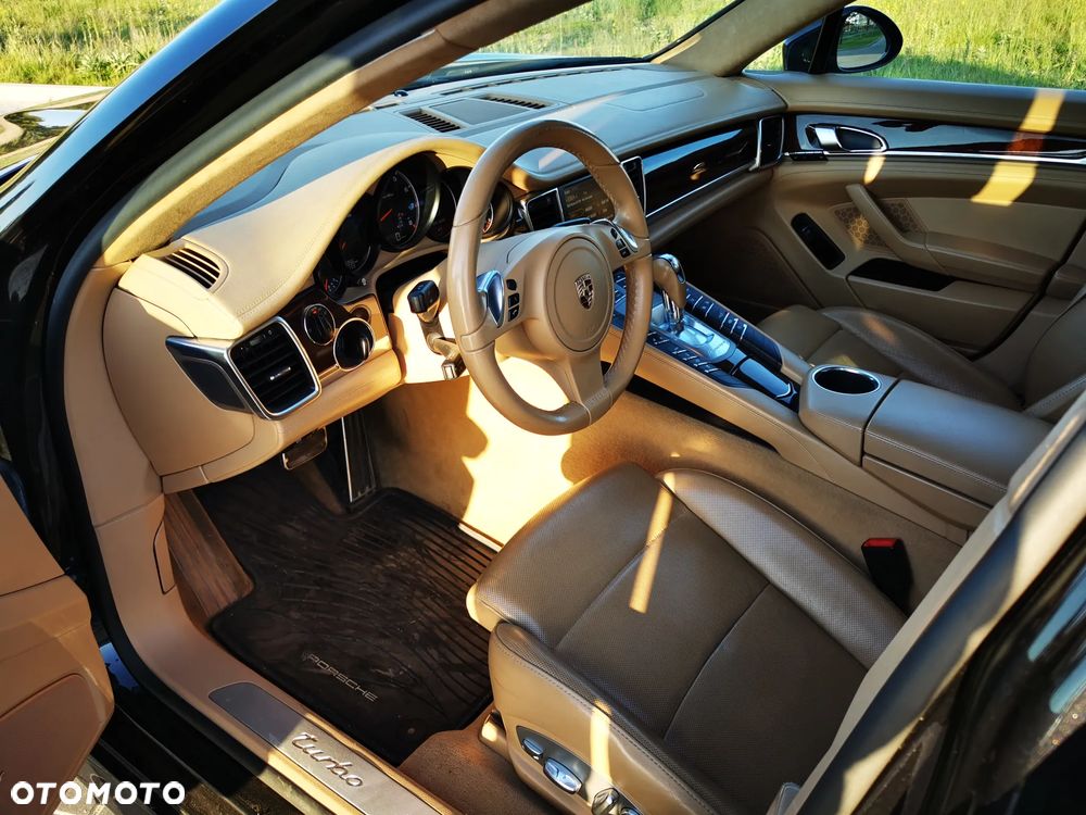 Porsche Panamera Turbo PDK - 18